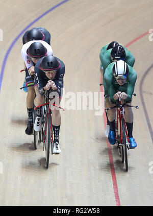 HUUB-Wattbike Test Team riders (à gauche), dirigé par John Archibald avec Charlie et Dan Tanfield Bigham catch inspirés de l'équipe (à droite) sur leur façon de gagner Men's Poursuite par équipe, finale au cours de la troisième journée du championnat national de la voie au Centre National de cyclisme, Manchester. Banque D'Images