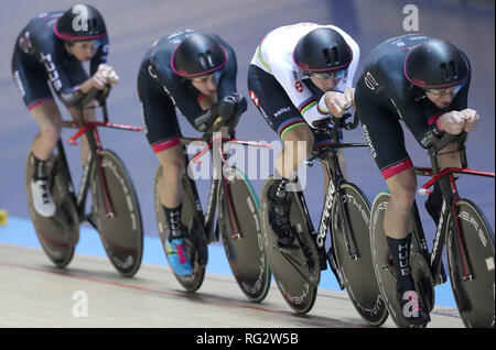 HUUB- Wattbike Test Team riders (gauche-droite) John Archibald, Dan Bigham, Charlie et Jonathan Tanfield Wale sur leur façon de gagner Men's Poursuite par équipe, finale au cours de la troisième journée du championnat national de la voie au Centre National de cyclisme, Manchester. Banque D'Images