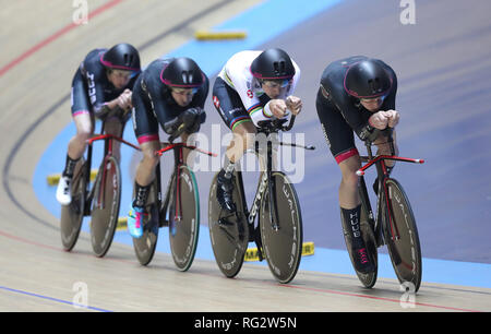 HUUB- Wattbike Test Team riders (gauche-droite) John Archibald, Dan Bigham, Charlie et Jonathan Tanfield Wale sur leur façon de gagner Men's Poursuite par équipe, finale au cours de la troisième journée du championnat national de la voie au Centre National de cyclisme, Manchester. Banque D'Images