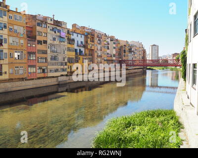 Rivière Onyar avec le pont Eiffel et le bloc de maisons en arrière-plan - Gérone - Catalogne - Espagne Banque D'Images