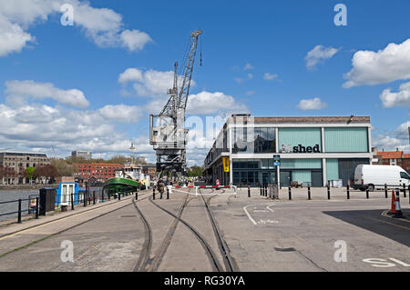 M Shed Museum et une ligne de conserves Stothert et Pitt grues à quai à Bristol, Royaume-Uni. Banque D'Images