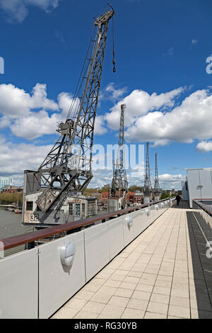 Préservés Stothert et Pitt vu de grues à quai lesvis de terrasse du Hangar M Museum de Bristol, Royaume-Uni. Banque D'Images