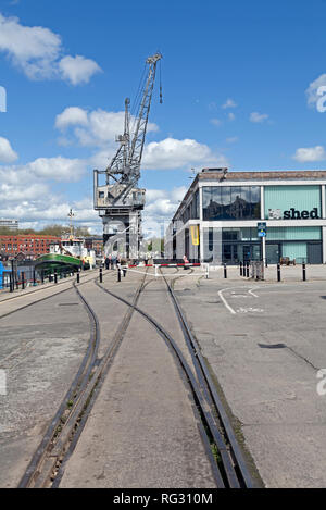 M Shed Museum et une ligne de conserves Stothert et Pitt grues à quai à Bristol, Royaume-Uni. Banque D'Images