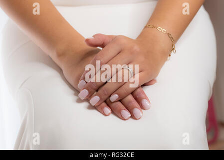 Woman's hands avec bague de fiançailles pour mariage Banque D'Images