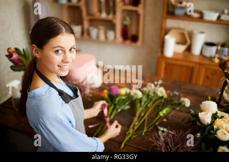 Fleuriste Bouquet en souriant Banque D'Images