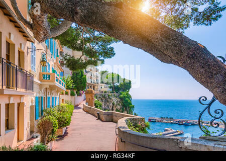 Village de Monaco Monaco, Monte Carlo, France. Rue de Marche avec de beaux bâtiments le long de la côte. Banque D'Images