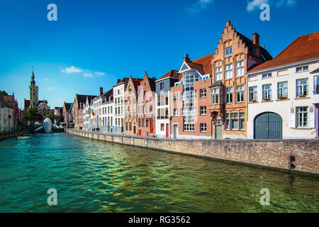 Vue pittoresque sur la ville de Bruges canal avec de belles maisons médiévales. Banque D'Images