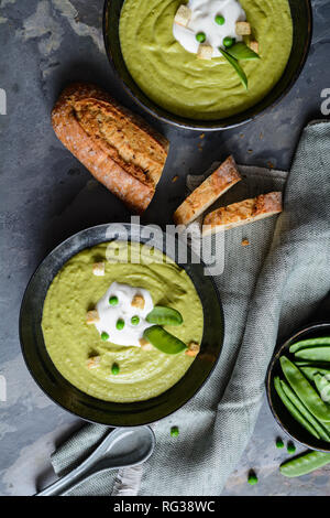 Délicieux Potage velouté de petits pois à la crème Banque D'Images