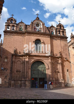 CUSCO Pérou, le 16 août 2018 : les touristes entrer dans le Temple de la Sainte Famille à Cusco. Banque D'Images