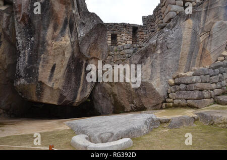 MACHU PICCHU / Pérou, le 16 août 2018 : les roches dans le temple du condor au Machu Picchu ont la forme d'ailes de Condor et son chef. Banque D'Images