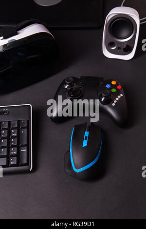 Vue de dessus d'un engrenage de jeu, souris, clavier, manette, casque, Casque VR sur arrière-plan du tableau noir. Concept de l'espace joueur. Banque D'Images
