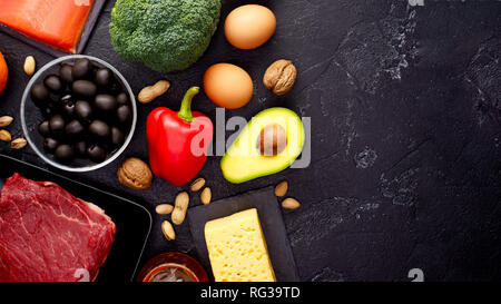 Photo de produits pour l'alimentation sur table en pierre noire . Lieu d'inscription sur le côté de la photo. Banque D'Images