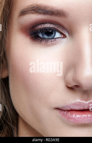 Closeup macro shot de la femme. Femelle avec Smoky Eyes makeup Banque D'Images