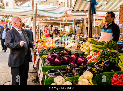 Businessman standing at vegetable market stall, parler de blocage du marché, titulaire de la ville de Palerme, Sicile, Italie, Europe Banque D'Images