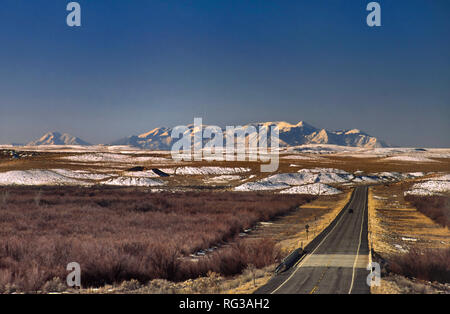 Henry montagnes, en hiver vue de l'autoroute 24 près de Hanksville, Utah, USA Banque D'Images