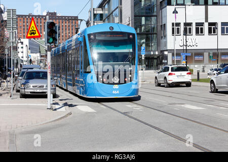 Solna, Suède - 18 Avril 2016 : Bleu rue voiture moderne en service sur la ligne d'Tvarbanan Svetsarvagen au street en zone urbaine exploité par SL. Banque D'Images