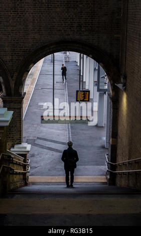 Homme marchant vers le bas de la pente vers la plate-forme du train, elevated view, Crystal Palace, London, England, UK Banque D'Images