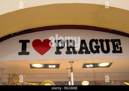 PRAGUE, RÉPUBLIQUE TCHÈQUE - 30 MAI 2017 : le signe au-dessus de l'entrée de la boutique de souvenirs de Prague J'aime dans la ville historique de Prague Banque D'Images