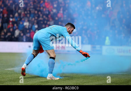 Livingston gardien Liam Kelly supprime une torche de fumée pendant le Ladbrokes Scottish Premiership match à l'Arena de Macaroni Tony, Livingston. Banque D'Images