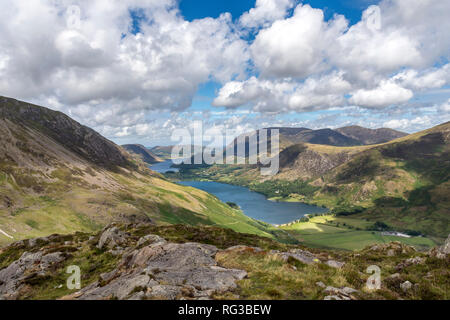 Lake District North West England UK vue imprenable de la promenade à la recherche vers le bas à partir de meules sur la hure. Banque D'Images