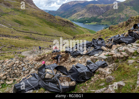 Lake District North West England UK vue imprenable de la promenade à la recherche vers le bas à partir de meules sur la hure ouvriers réparer les sentiers w Banque D'Images