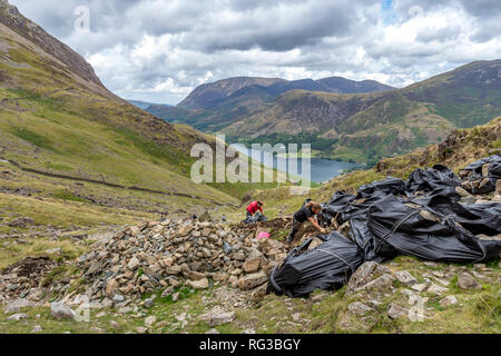 Lake District North West England UK vue imprenable de la promenade à la recherche vers le bas à partir de meules sur la hure ouvriers réparer les sentiers w Banque D'Images