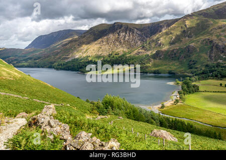 Lake District North West England UK vue imprenable de la promenade à la recherche vers le bas à partir de meules sur la hure Banque D'Images