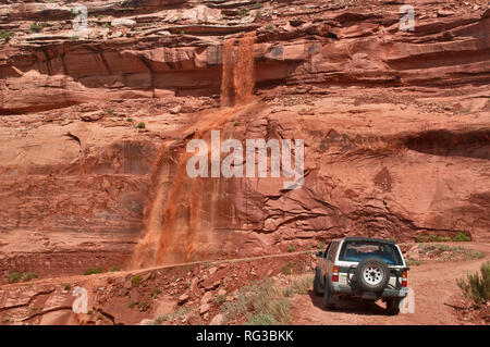 Cascade soudain créé par flash flood après de fortes pluies, détruisant l'article au bas de minéraux Road à Canyonlands National Park, Utah, USA Banque D'Images