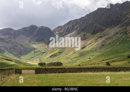 Lake District North West England UK vue imprenable à la recherche du sentier à Gatesgarth ferme près de Buttermere vers les meules Banque D'Images