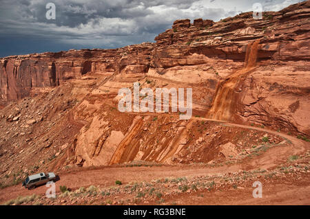 Cascade soudain créé par flash flood après de fortes pluies, détruisant l'article au bas de minéraux Road à Canyonlands National Park, Utah, USA Banque D'Images