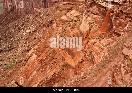 Cascade soudain créé par flash flood après de fortes pluies, détruisant l'article au bas de minéraux Road à Canyonlands National Park, Utah, USA Banque D'Images