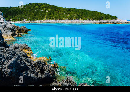 Dafnoudi Kefalonia beach, Grèce. L'eau d'ondulation claire incroyable de superbes endroits charmants, célèbres plages. Concept Loisirs Vacances Banque D'Images