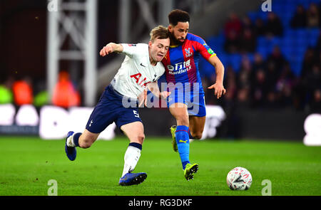 L'Oliver Skipp Tottenham Hotspur (à gauche) et Crystal Palace's Andros Townsend bataille pour la balle au cours de la FA Cup quatrième ronde match à Selhurst Park, Londres. Banque D'Images