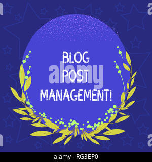 La main conceptuel montrant Blog Gestion des postes. Photo d'affaires mettant en vedette la manipulation et l'exécution d'une forme courte de couleur blanc contenu marketing S ovale Banque D'Images
