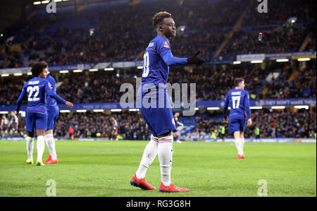 Chelsea's Callum Hudson-Odoi supprime un objet étranger qui a été jeté sur le terrain que Chelsea ont célébré leur premier but lors de la FA Cup quatrième ronde match à Stamford Bridge, Londres. Banque D'Images