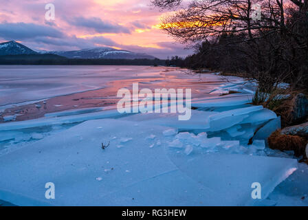 Le Loch Morlich, Aviemore, Badenoch, Ecosse, Royaume-Uni Banque D'Images