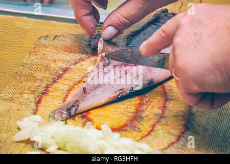 Coupe la chair de poisson en petits morceaux. Selective focus Banque D'Images