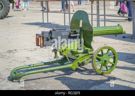 Vieille machine gun vert sur un fond naturel Banque D'Images