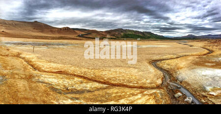 Sombres nuages rouler sur terrain actif près de Akureyri, Islande Banque D'Images