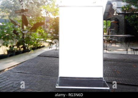 Cadre de menu debout sur la table en bois en bar restaurant café. Un espace réservé au texte de promotion marketing - Image Banque D'Images