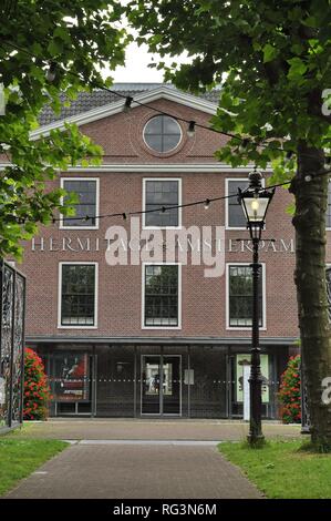L'entrée nord du Musée de l'Ermitage, l'air du parc par la porte, avec un poteau d'éclairage de rue classique et d'arbres à l'avant. Banque D'Images