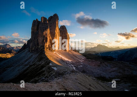 La face nord de la montagne groupe Tre Cime di Lavaredo, vu de Paternkofel Scharte, au coucher du soleil Banque D'Images