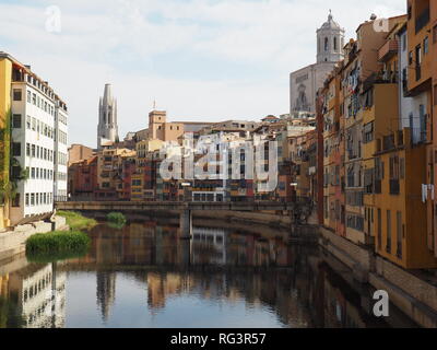 Maisons à Gérone, vue depuis le pont Eiffel - Gérone - Espagne Banque D'Images