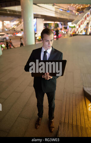 Young à l'extérieur de nuit en ville Banque D'Images