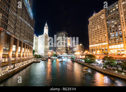 Le centre-ville de Chicago sur les toits de la ville, le long de la rivière Chicago de nuit Banque D'Images