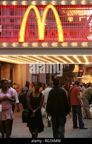 USA, United States of America, New York : Times Square. Un restaurant Mcdonald's, sur la 42e Rue. Banque D'Images