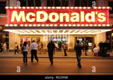 USA, United States of America, New York : Times Square. Un restaurant Mcdonald's, sur la 42e Rue. Banque D'Images