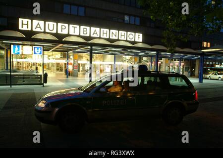 DEU, Allemagne, Essen : voiture de police lors d'une patrouille de nuit dans le centre-ville, de la gare. La police tous les jours la vie. À partir d'un agent Banque D'Images