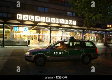 DEU, Allemagne, Essen : voiture de police lors d'une patrouille de nuit dans le centre-ville, de la gare. La police tous les jours la vie. À partir d'un agent Banque D'Images