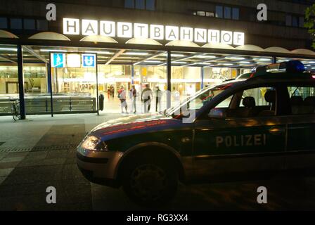 DEU, Allemagne, Essen : voiture de police lors d'une patrouille de nuit dans le centre-ville, de la gare. La police tous les jours la vie. À partir d'un agent Banque D'Images